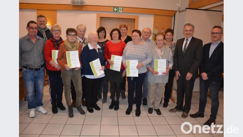 Dank und Anerkennung galt den Austrägerinnen unserer Tageszeitung, die am Mittwochnachmittag zu einem Dankenachmittag in die „Petersklause“ nach Großbüchlberg eingeladen waren. Der Dank galt besonders den Austrägerinnen und Austrägern, die seit 10, 15, 20, 25, 30 und 40 Jahren tagtäglich die Tageszeitung austragen und dafür sorgen, dass die neuesten Nachrichten zu den Lesern kommen. Ihnen gratulierten die Vertriebsberater Robert Giehrl und Björn Engelmann (von links), sowie Teamleiter Markus Schmid und Bürgermeister Roland Grillmeier (von rechts). Bild: jr