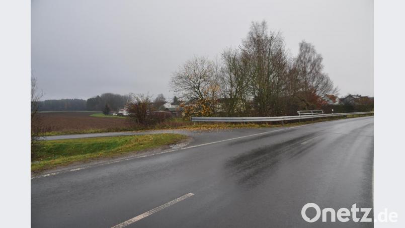 Von der Staatsstraße nach links ins geplante Wohnbaugebiet nördlich von Plössen abbiegen? Dagegen sperrt sich das Straßenbauamt. Die Erschließung soll daher über eine Einbahnstraße von der Bürgermeister-Kohl-Siedlung her erfolgen. Bild: ak