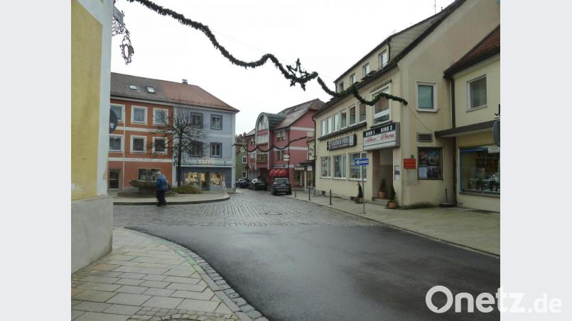 Die zwei Parkplätze vorm Café Weigl (Mitte) sind wieder markiert. Die weitere Vorgehensweise am Marktplatz wird im Stadtrat diskutiert. Bild: Portner