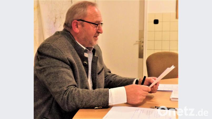 Bürgermeister Rudolf Götz bringt bei seinem letzten „Bericht zur Lage der Gemeinde“ den Zuhörern einen ganzen Berg an Zahlenmaterial zu Ohren. Bild: jml