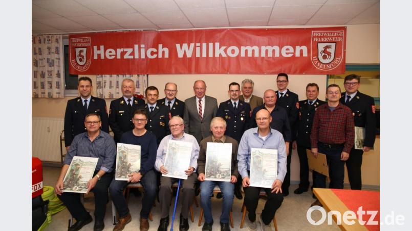 Bereits 40 Jahre sind diese Mitglieder bei der Feuerwehr Haselmühl. Bild: egl