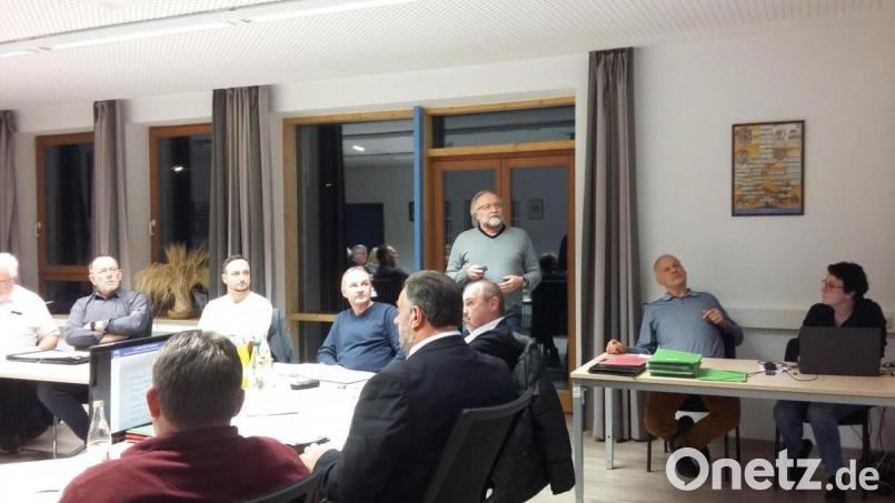 Projektmanager Josef Forster (stehend) stellt in der Marktratssitzung am Donnerstagabend den überarbeiteten Antrag zum Projekt &quot;LandKULTUR&quot; vor. Bild: fla