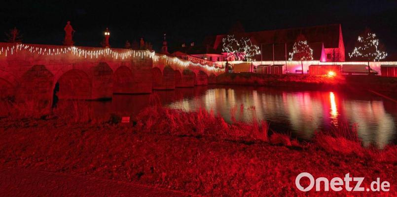 Bordeauxrot ist die Farbe des Weihnachtsmarktes Tirschenreuth. Bild: tr