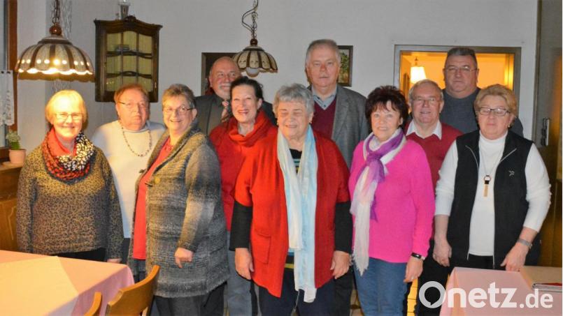 Der neue Vorstand der SPD-Arbeitsgemeinschaft 60plus (von links): Gerlinde Müller, Evelin Lux, Sonja Höcherl, Martin Seibert, Theresia Vahle-Röck, Ingrid Lay, Reinhold Strobl, Ursula Jäger, Wolfgang Fesik, Frank Senft und Ingrid Weber (es fehlt Rita Weber). Bild: Dieter Weiß/exb