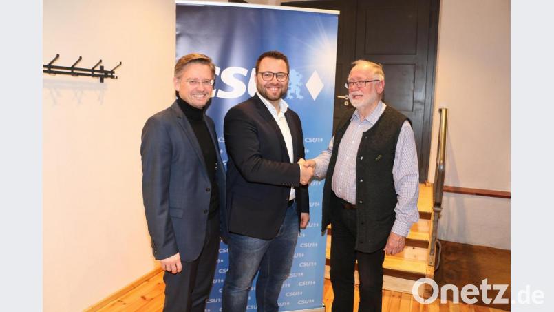 Einstimmig wurde der 30-jährige Wissenschaftliche Referent Matthias Grundler (Mitte) zum CSU-Bürgermeisterkandidaten für Falkenberg nominiert. Es gratulierten der scheidende Bürgermeister Herbert Bauer (rechts) und Landtagsabgeordneter Tobias Reiß (links). Bild: bsc