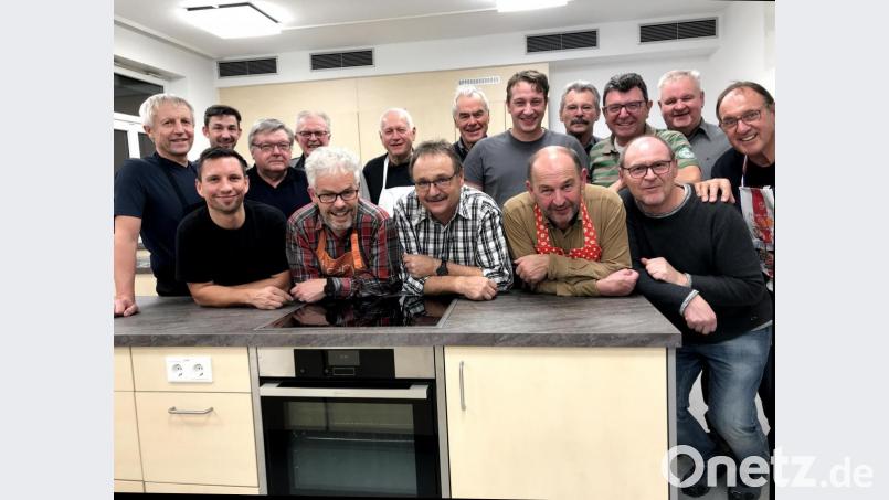 Die Mannschaft des Herrenkochkurses 2019. Reiner Schmidtkonz (ganz rechts) hatte wieder die Rezepte ausgesucht und Uwe Culmbacher (vordere Reihe, Mitte) gab wieder als Küchenchef den Ton an. Nicht auf dem Bild Toni Schröpf. Bild: pol