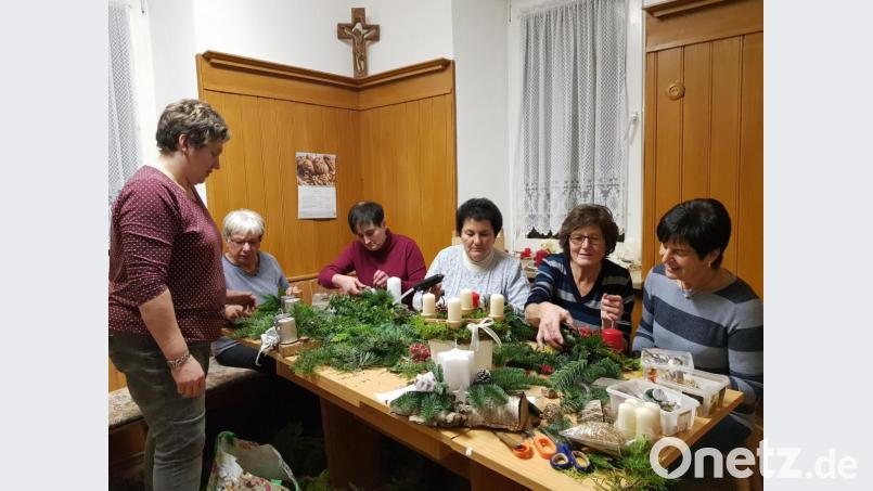 Kreativ gefertigte Adventsgestecke und Socken und anderes kann am Sonntag vor und nach dem Gottesdienst in der Etzgersriether Kirche erworben werden. Bild: gi