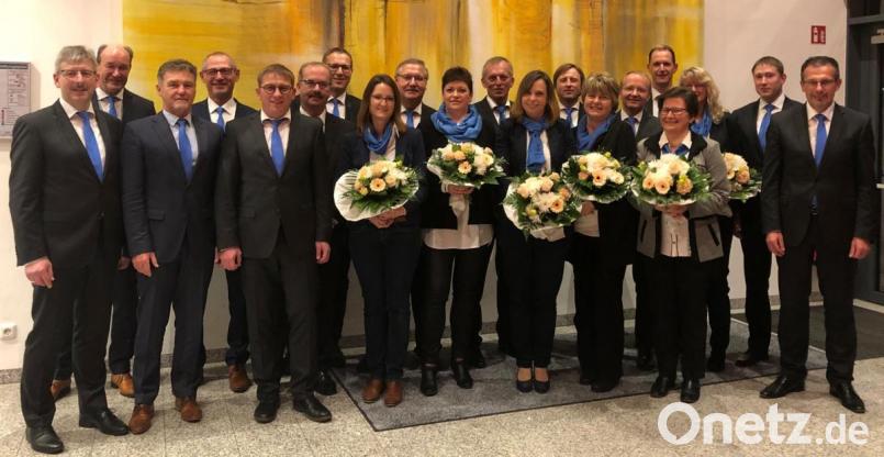 Rund 20 Mitarbeitern dankte die Raiffeisenbank NordWest bei einem Ehrungsabend in der Erbendorfer Stadthalle für ihre Treue und Zuverlässigkeit zur Genossenschaft. Bild: mez