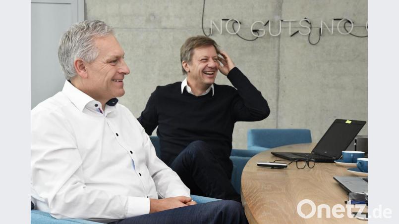 Bei der Firma Baumann im Industriegebiet herrscht nicht nur in der Vorstandsetage beste Stimmung Geschäftsführer Karl Ebnet (links) und Technischer Leiter Stefan Rauch können von einem guten Geschäftsjahr berichten. Bild: Petra Hartl