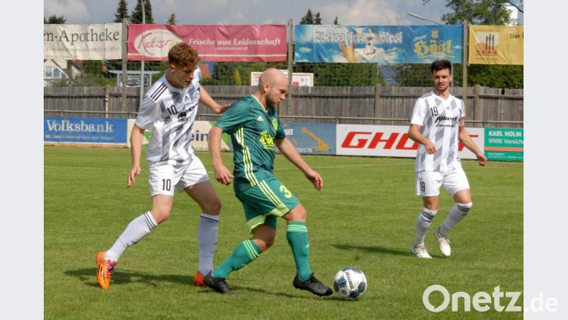 Der SV Mitterteich tritt am Samstag bei der SpVgg Jahn Forchheim an. Das Hinspiel (Szene mit Thomas Wildenauer, grünes Trikot) endete 1:1. Bild: gb