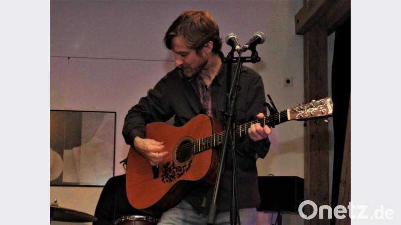 Dirk Homuth hat auch neue Songs dabei, die er selbst bisher nur wenig geübt hat. Der Berliner kann nicht nur singen, er beherrscht auc h sein Instrument äußerst virtuos. Bild: ubb