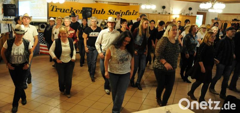 Country-Klänge in Altmannshof: Die Trucker beim Line-Dance. Bild: gf