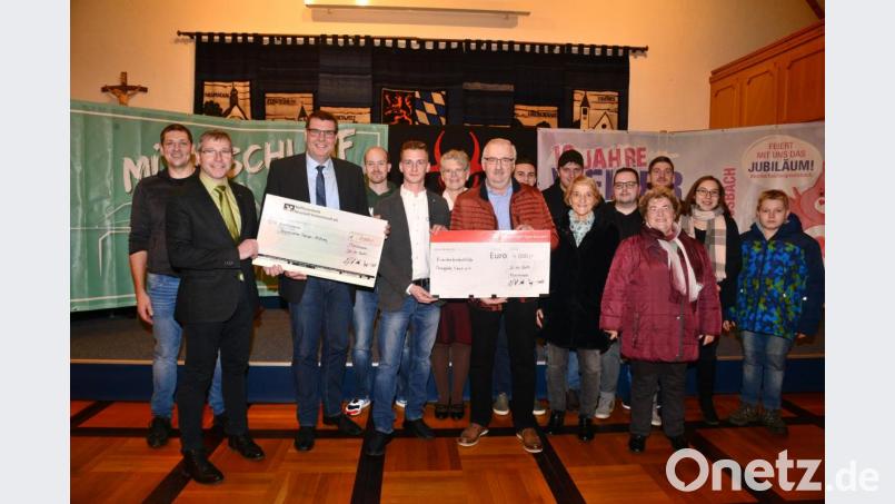 Markus Schmid, der &quot;falsche Eberhofer&quot; übergibt Thomas Lintl, Bayerische Polizeistiftung (links) und Herbert Putzer, Vorsitzender der Kinderkrebshilfe in der nördlichen Oberpfalz (rechts) die Spendenschecks über 1.000 und 4.000 Euro. Bild: bey