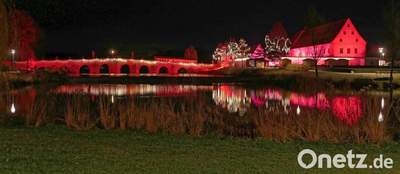 Bordeauxrot ist die Farbe des Weihnachtsmarktes Tirschenreuth. Bild: tr
