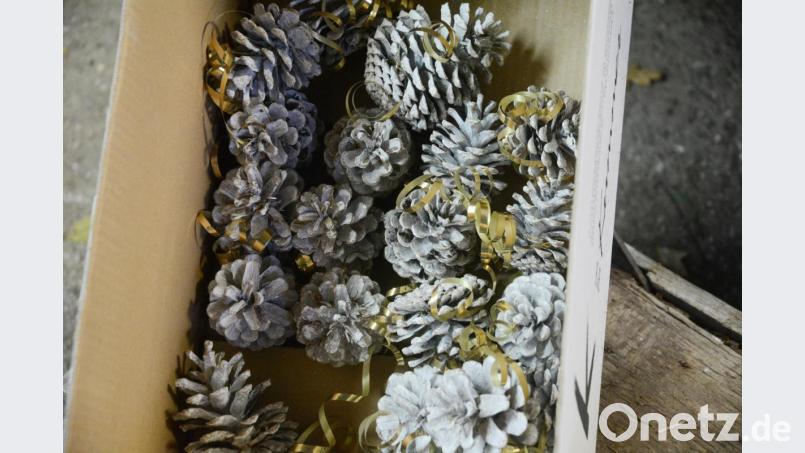 Ein Hauch von Winter zaubern weiß angesprühte „Buzlkej“ mit Goldbändern. Bild: Gabi Schönberger