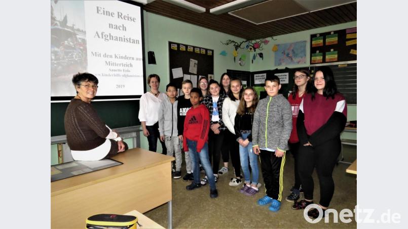 Annette Erös (links) erzählt den Kindern nicht nur Schönes über Afghanistan. Auch Klassenleiterin Tanja Zeus (Zweite von links) ist sehr berührt von den traurigen Dingen, die Kinder dort erleben müssen. Bild: ubb
