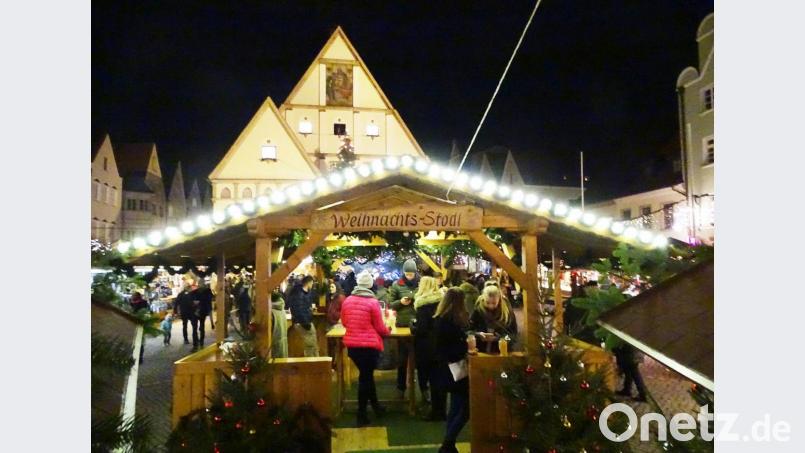 Diese Hütte als Unterstand baute Peter Renner in Eigenregie und auf eigene Kosten für die Besucher des Weidener Christkindlmarktes. Seit 2017 stellte er zudem überdachte Heizofen für die Gäste auf. 2019 richtet erstmals wieder die Stadt den Markt aus und will dabei auf die Renner als Schausteller verzichten. Repro: Gabi Schönberger