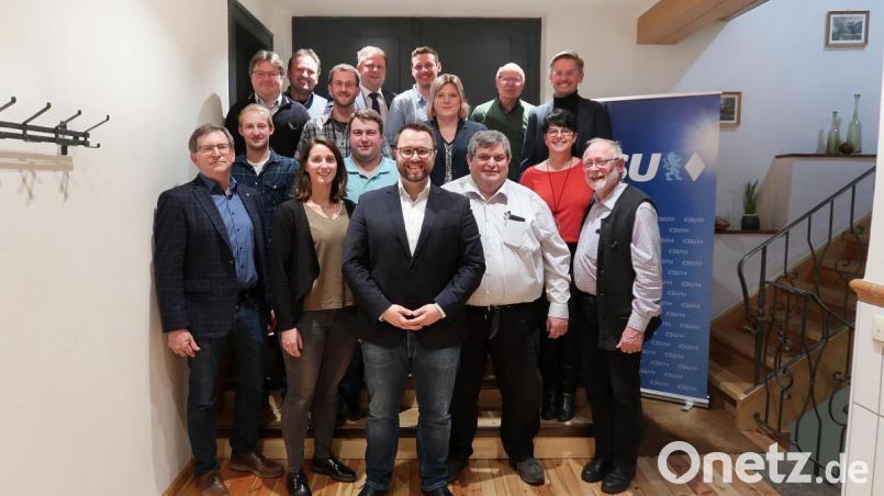 Der CSU-Ortsverband Falkenberg präsentierte am Donnerstagabend seine Kandidaten für die Wahl des Marktgemeinderates. Bild: bsc