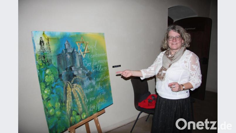 Eva Gibhardt (Bild) vom &quot;Forum Falkenberg&quot; gab Hintergrundinformationen zur Bilderausstellung von Stefanie Stangl. Bild: wro