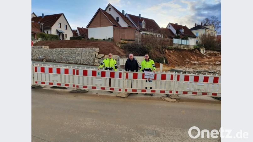 Sie gaben die Baustelle für den Verkehr frei (von links): Alexander Greiner (Bauverwaltung Kümmersbruck), Bürgermeister Roland Strehl und Ronny Gäßner (Bauverwaltung Kümmersbruck). Bild: Markus Mederer/exb