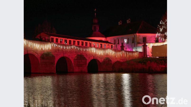 Bordeauxrot ist die Farbe des Weihnachtsmarktes Tirschenreuth. Bild: tr