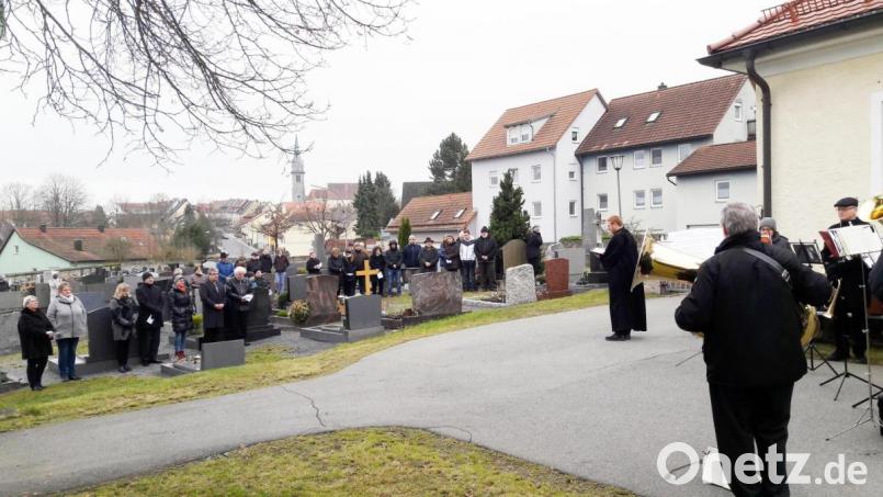 Die Ansprache auf dem Friedhof übernahm Pfarrer Christoph Zeh (Mitte). Musikalisch wurde die Andacht durch den evangelischen Posaunenchor gestaltet. Bild: njn