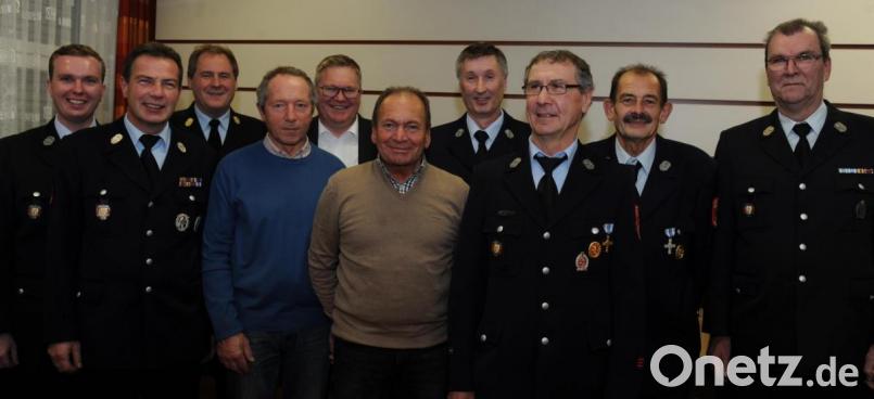 Ehrungen bei der Feuerwehr in Karmensölden (von links): Kommandant Stefan Hanauer, Herbert Rath, Stadtbrandinspektor Philipp Seegerer, Hermann Schön, Oberbürgermeister Michael Cerny, Albert Neiswirth, Johann Lettner, Josef Eichenseer, Bernhard Ott und Gerhard Graf. Bild: gf