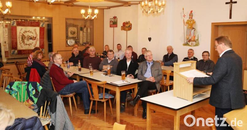 Bürgermeister Hans Donko (rechts) sprach bei der Bürgerversammlung über die Entwicklung Grötschenreuths. Bild: njn