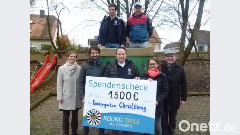 1.500 Euro für die Neuanschaffung einer Rutsche übergaben Vertreter von Round Table (RT) 69 Amberg an den Kindergarten Christkönig. Vorne von links Petra Michel vom Elternbeirat, Manuel Werthner und Dr. Michael Rogenhofer von RT 69, Kindergartenleiterin Rita Strobl und Dekan Markus Brunner vom Kindergartenträger St. Georg. Dahinter Stephen Trepesch von RT 69 und Thomas Brumeißl vom Elternbeirat. Bild: usc