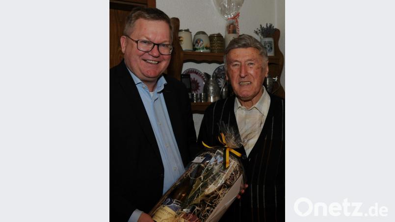 Oberbürgermeister Michael Cerny (links) gratuliert Johann Englhard. Bild: gf