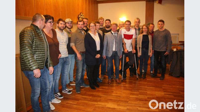 Kandidat Markus Schiesl (Siebter von rechts) und die Listenkandidaten der Freien Wählergemeinschaft Gemeinde Altendorf. Bild: jrh