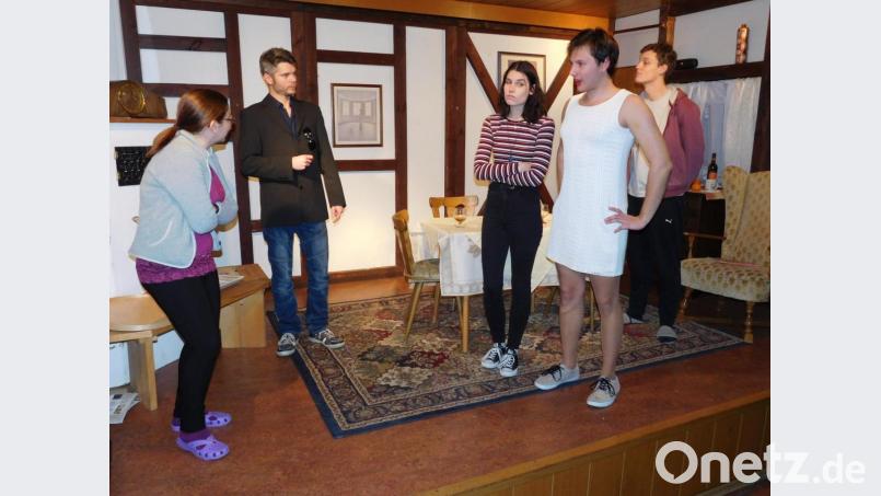 Das Jugend-Ensemble der Falken-Theatergruppe probt für das Stück „Die Leiche ist nicht totzukriegen“. Bild: hai