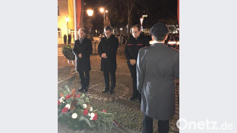 Am Kriegerehrenmal gestalteten (von links) Pfarrer Stefan Wagner, Bürgermeister Martin Birner und Pfarrer Gerhard Beck die Gedenkfeier zum Volkstrauertag. Bild: sns