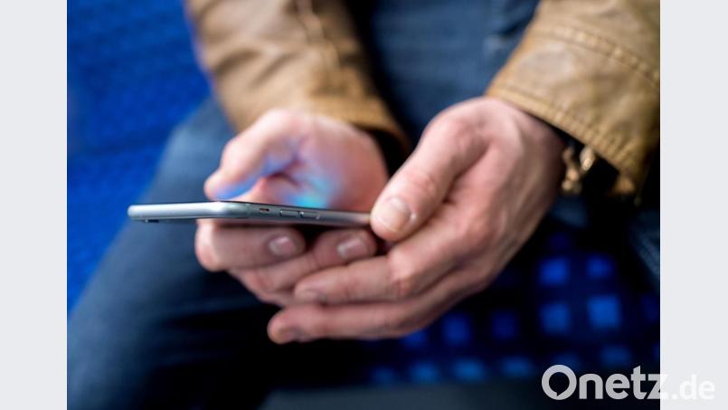 Für die meisten Menschen ein ständiger Begleiter: das Smartphone als Werkzeug für den Austausch in den sozialen Medien. Archivbild: Hauke-Christian Dittrich/dpa
