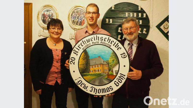 Die vom Markt Mähring gestiftete Kirchweihscheibe überreichte Bürgermeister Josef Schmidkonz (rechts) zusammen mit Vorsitzender Gabi Zintl (links) an den Sieger Thomas Göhl. Bild: exb