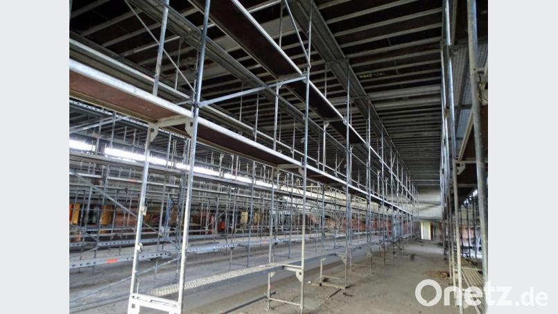 Momentan turnen noch die Bauarbeiter auf den Gerüsten in der Dreifachturnhalle – aktuelle Innenansicht. Bild: Dobmeier