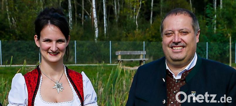 Die CSU-Mitglieder Christina Bauer (links) und Manfred Wendl wollen eine Christliche Wählergemeinschaft ins Leben rufen und eine Kreistagsliste aufstellen. Bild: Hösamer