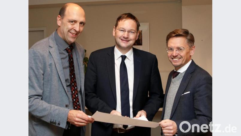 Der Flosser CSU-Fraktionssprecher Harald Gollwitzer unterhielt sich beim Besuch des Bayerischen Staatsministers Hans Reichhart und mit Landtagsabgeordnetem Tobias Reiß (von links) in Erbendorf über Wohnungsbauförderung im ländlichen Raum. Bild: lst