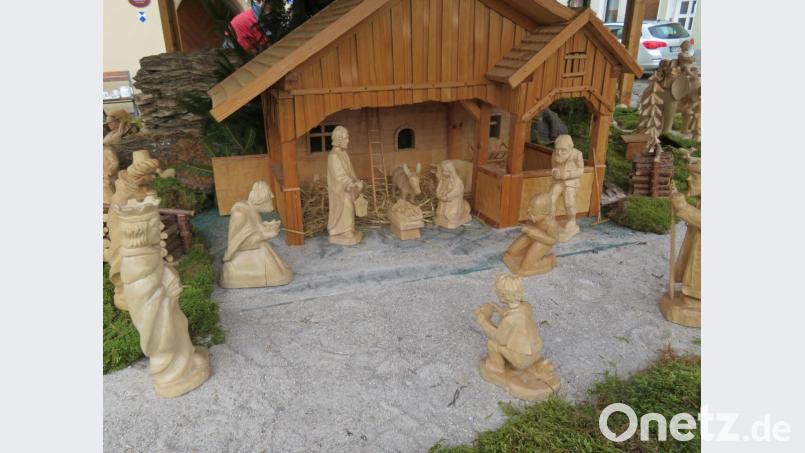 Der Mittelpunkt der weihnachtlichen Landschaft ist eine große Krippe bei der die heiligen drei Könige gerade ihre mitgebrachten Gaben ablegen. Bild: ow