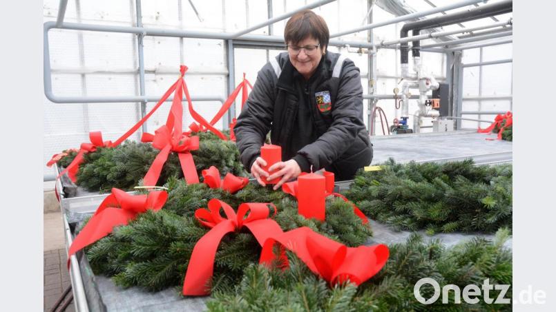 Gärtnermeisterin Christine Egeter legt letzte Hand an die Adventskränze, die vor allem in Schulen hängen. Bild: Gabi Schönberger