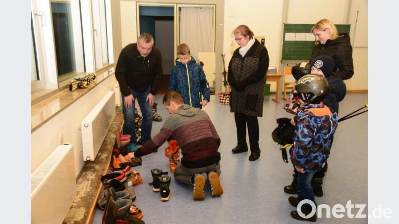 Bei der Anprobe hilft Schulhausmeister und Skifahrer Alexander Schön. Bild: bey