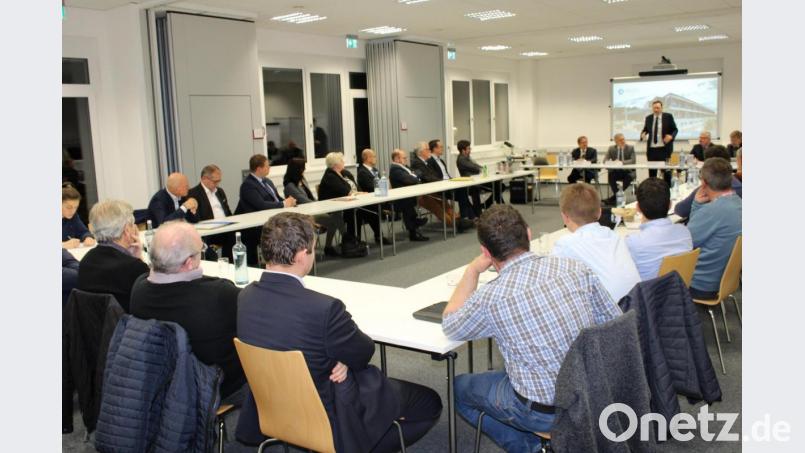 Bauminister Hans Reichhart stand der Runde der Gäste bei der Wohnbaukonferenz Rede und Antwort. Bild: ckl