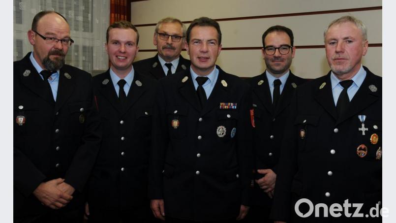 Die neu Gewählten (von links): Jürgen Wamser (Vorsitzender Feuerwehrverein), Stefan Hanauer (Kommandant), Georg Strobl (Vertrauensmann), Herbert Rath (2. Vorsitzender Feuerwehrverein), Volker Weiß (2. Kommandant) und Georg Erras (Vertrauensmann). Bild: gf