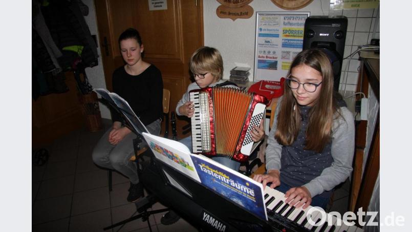 Mit einstudierten Instrumentalstücken unterhielten Birgitta Rickauer, sowie Emil und Lina Greger (von links) die Gäste im Schützenheim. Bild: wro