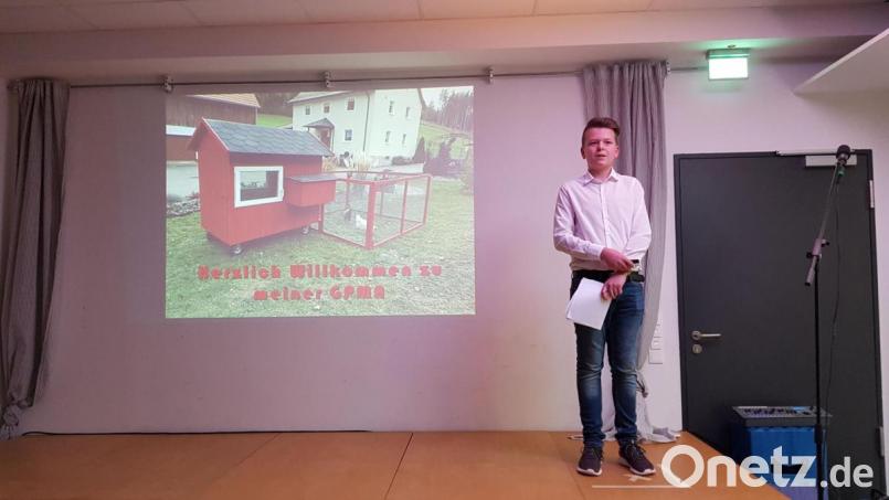 Timm Kramme zeigt seinen selbst gebauten mobilen Hühnerstall. Bild: Montessori-Schule/exb