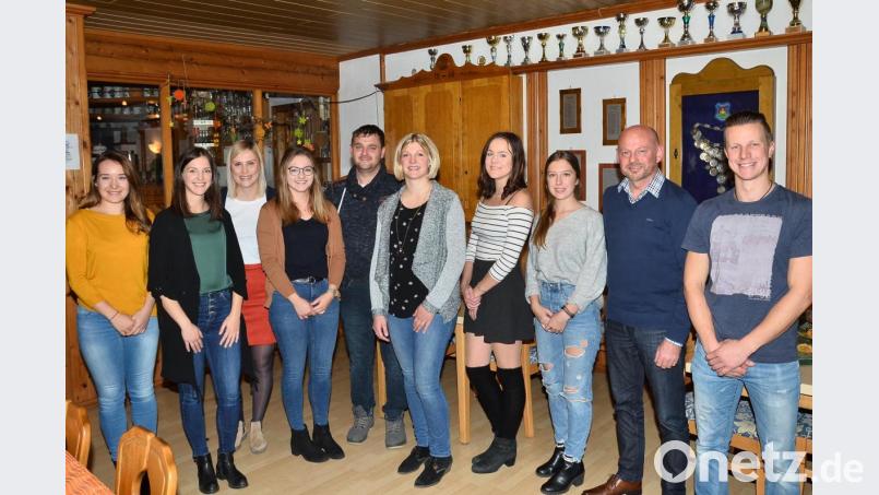 Den neuen Vorstand bilden Tobias Bauer (rechts) sowie (von links) Ann-Marie Kals, Lisa Schwarzmeier, Nicole Hoch, Marie Meindl, Markus Mösbauer, Johanna Bauer, Sophie Deinl und Michelle Bauer Bild: fjo