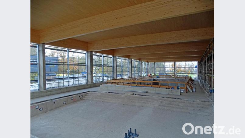 Die Runderneuerung mit fertiger Holzdecke der Realschulschwimmhalle läuft auf Hochtouren, das Kinderbecken bleibt erhalten. Bild: Dobmeier