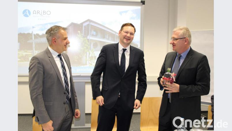 Zum Abschluss der Konferenz dankten CSU-Ortsvorsitzender Johannes Reger (rechts) und Landratskandidat Roland Grillmeier (links) dem Minister für seinen Besuch und überreichten ein Geschenk. Bild: ckl