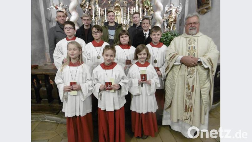 Die neuen Ministranten aus Luhe, darauf sind auch die Neudorfer Minis zu sehen. Bild: rgl
