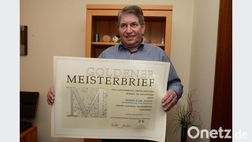 Für sein jahrelanges Wirken als Friseur, auch als Lehrmeister, verlieh die Handwerkskammer den Goldenen Meisterbrief. Bild: bey